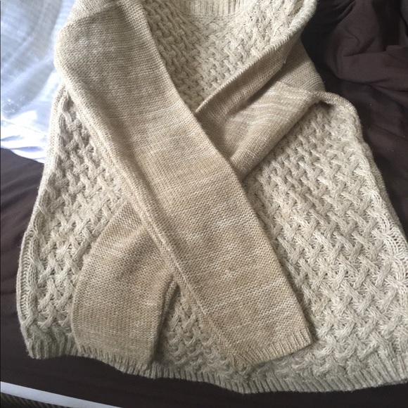 Woman’s Sweater - Picture 2 of 3